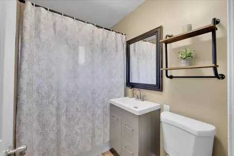 Bath - 43 Hampton Rd, Montgomery, IL 60538 photo 2 of 2