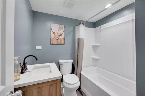 Bath - 43 Hampton Rd, Montgomery, IL 60538 photo 1 of 2