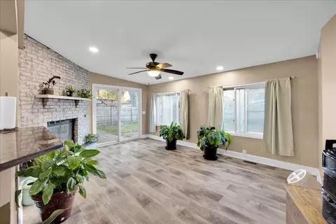 Living - 43 Hampton Rd, Montgomery, IL 60538 photo 5 of 7