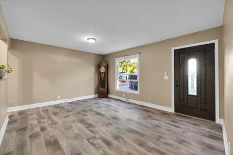 Living - 43 Hampton Rd, Montgomery, IL 60538 photo 2 of 7
