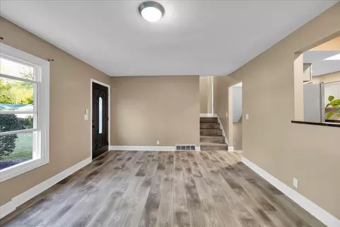 Living - 43 Hampton Rd, Montgomery, IL 60538 photo 4 of 7