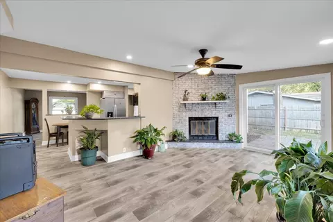 Living - 43 Hampton Rd, Montgomery, IL 60538 photo 6 of 7