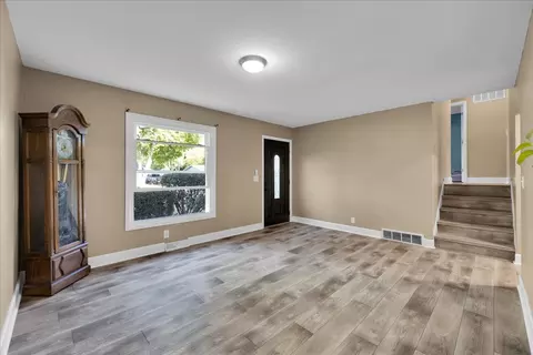 Living - 43 Hampton Rd, Montgomery, IL 60538 photo 3 of 7