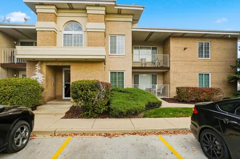 4223 W 76th St #204, Chicago, IL 60652