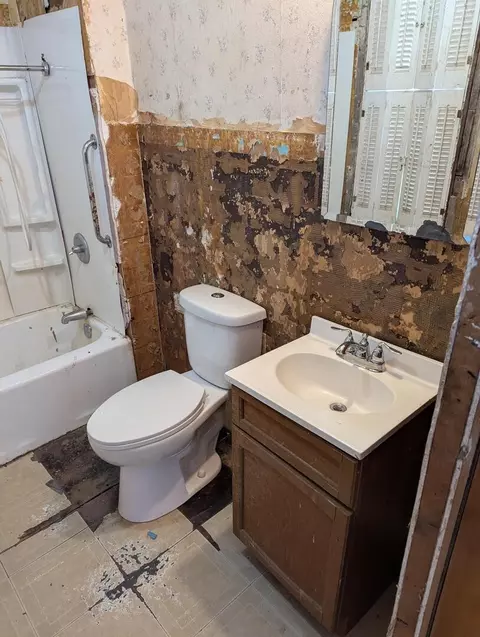 Bath - 320 S 5th St, Sheldon, IL 60966 photo 4 of 6