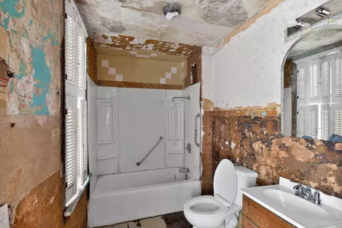 Bath - 320 S 5th St, Sheldon, IL 60966 photo 5 of 6