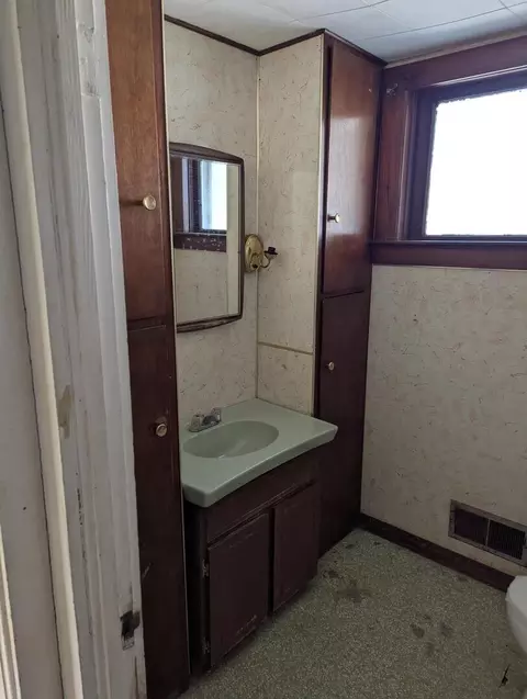 Bath - 320 S 5th St, Sheldon, IL 60966 photo 1 of 6
