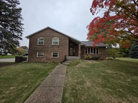 607 Greenridge Dr, Sterling, IL 61081