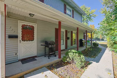 737 Wellington Ave, Elk Grove Village, IL 60007