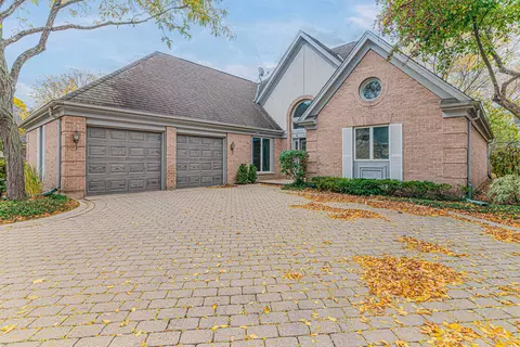513 Rivershire Pl, Lincolnshire, IL 60069