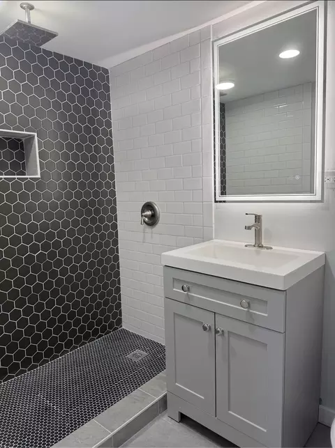 Bath - 16879 Head Ave, Hazel Crest, IL 60429 photo 3 of 6