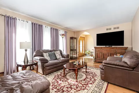 Living - 19638 Glennell Ave, Mokena, IL 60448 photo 2 of 6