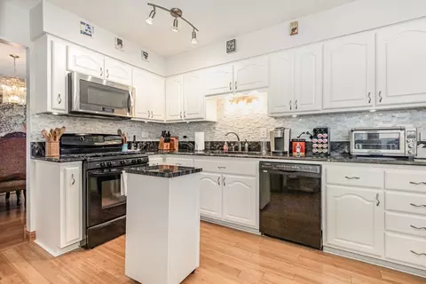 Kitchen - 19638 Glennell Ave, Mokena, IL 60448 photo 2 of 3