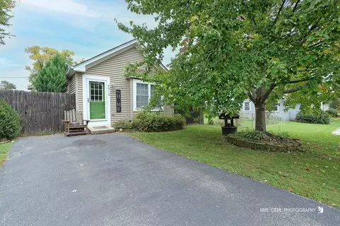 4910 Fountain Ln, Mccullom Lake, IL 60050