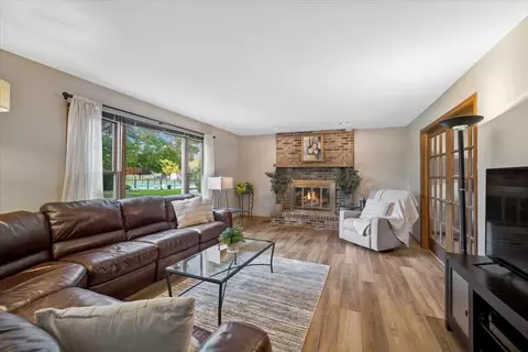 718 Fairview Ln, Bartlett, IL 60103 photo 2
