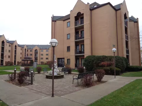 7400 W Lawrence Ave #229, Harwood Heights, IL 60706