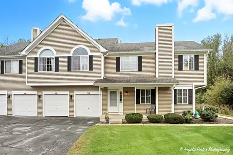1530 Hickory Rd, Woodstock, IL 60098