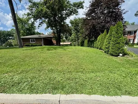 37 E Cambridge Dr, Oak Brook, IL 60523