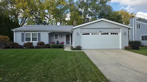 321 Cottonwood Ln, Naperville, IL 60540