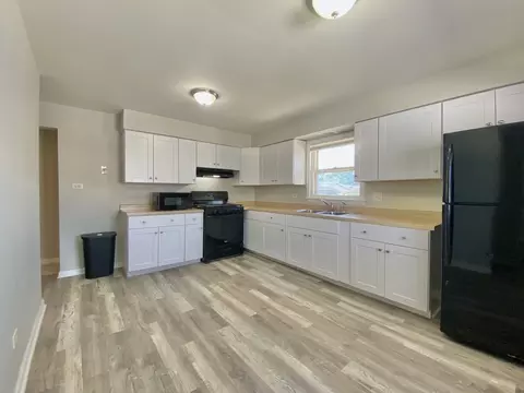 Kitchen - 3454 E 170th St, Lansing, IL 60438 photo 3 of 3