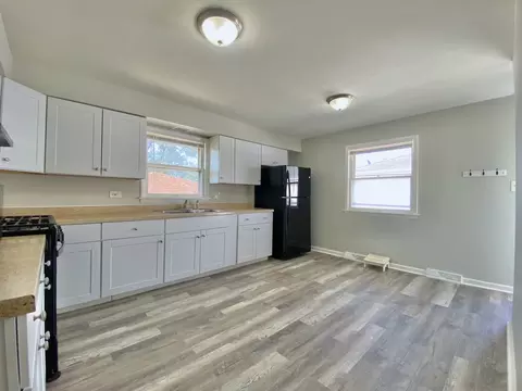 Kitchen - 3454 E 170th St, Lansing, IL 60438 photo 2 of 3