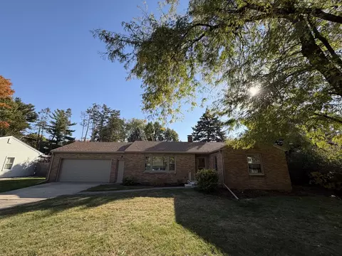 Exterior - 1011 Monroe Dr, Bloomington, IL 61701 photo 2 of 8