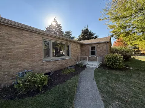 Exterior - 1011 Monroe Dr, Bloomington, IL 61701 photo 3 of 8