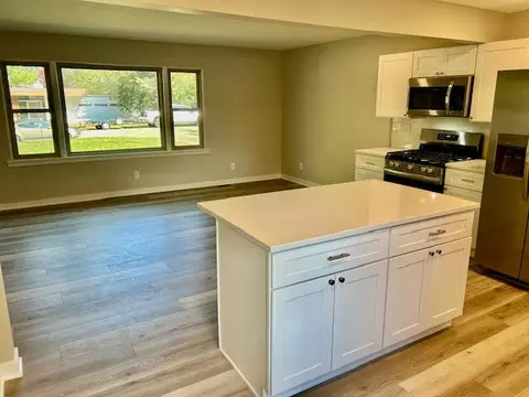 Living - 1011 Monroe Dr, Bloomington, IL 61701 photo 2 of 3