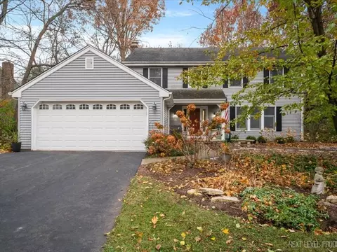 2040 Forest Ridge Rd, Saint Charles, IL 60174