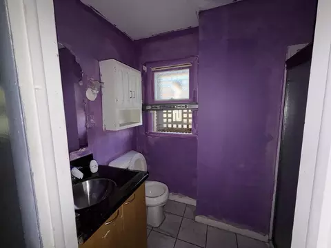 Bath - 962 Oliver Ave, Aurora, IL 60506 photo 2 of 2