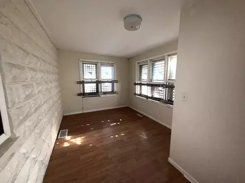 Living - 962 Oliver Ave, Aurora, IL 60506 photo 2 of 4