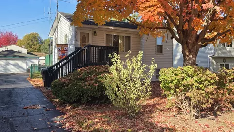 5313 Burwood Rd, Oakwood Hills, IL 60013