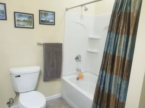 Bath - 2015 10th St, Peru, IL 61354 photo 1 of 2