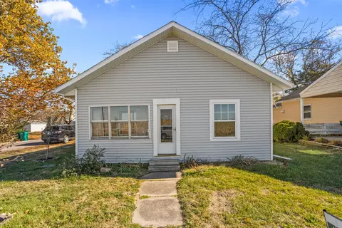 201 S Douglas St, Villa Grove, IL 61956