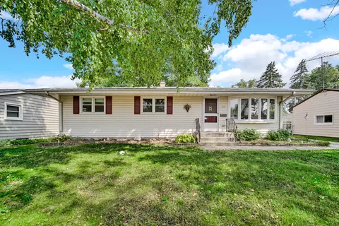26 Wagner Dr, Cary, IL 60013
