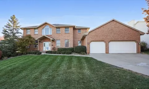 8 Stetson Dr, Bloomington, IL 61701