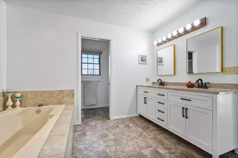 Bath - 8 Stetson Dr, Bloomington, IL 61701 photo 1 of 4
