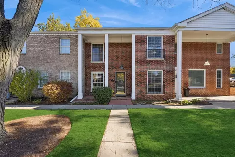 5731 Sutton Pl, Hinsdale, IL 60521