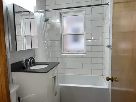 Bath - 1122 E 81st Pl, Chicago, IL 60619 photo 1 of 2