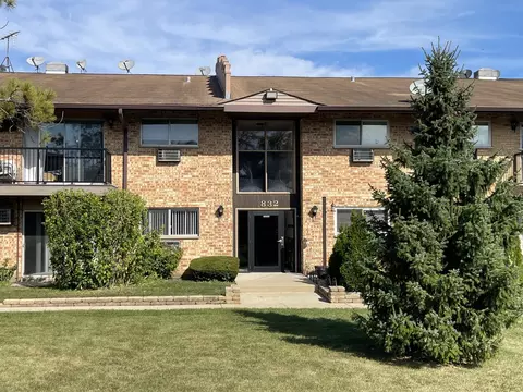 832 E Old Willow Rd #106, Prospect Heights, IL 60070