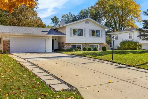 Exterior - 437 Eagle View Dr, Carol Stream, IL 60188 photo 2 of 8