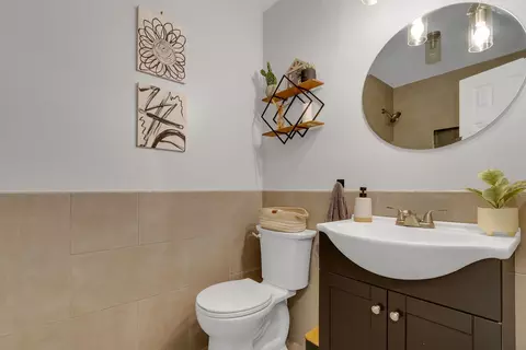 Bath - 437 Eagle View Dr, Carol Stream, IL 60188 photo 1 of 4