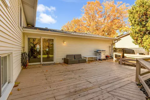Exterior - 437 Eagle View Dr, Carol Stream, IL 60188 photo 5 of 8