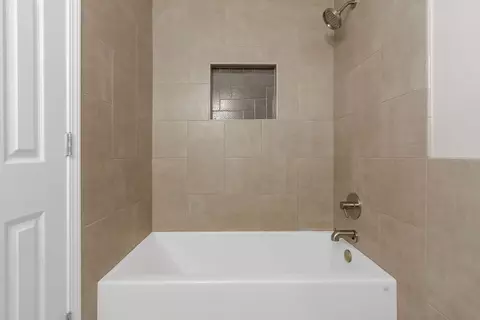 Bath - 437 Eagle View Dr, Carol Stream, IL 60188 photo 2 of 4