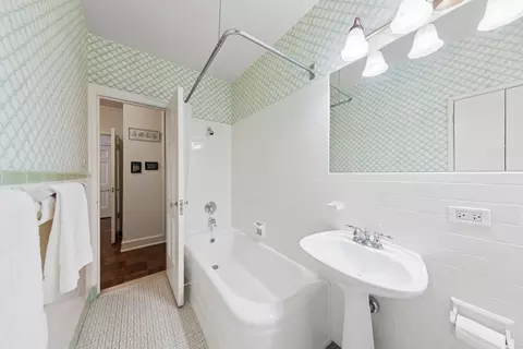 Bath - 73 Elm St #3A, Chicago, IL 60611 photo 3 of 3