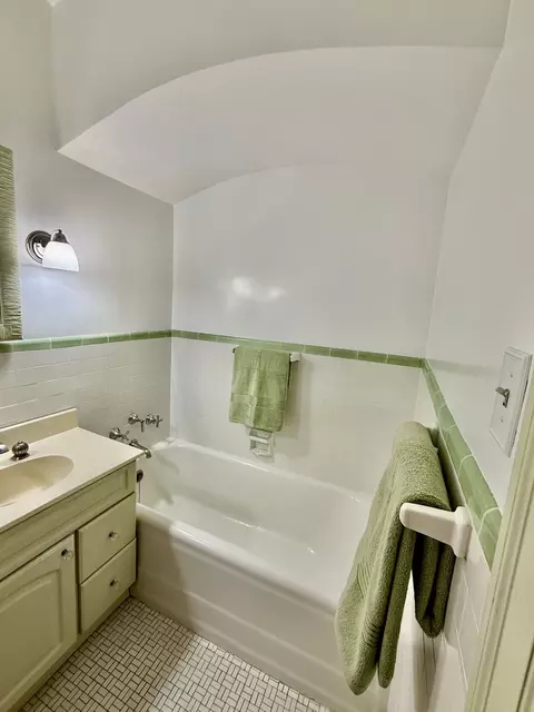 Bath - 73 Elm St #3A, Chicago, IL 60611 photo 2 of 3
