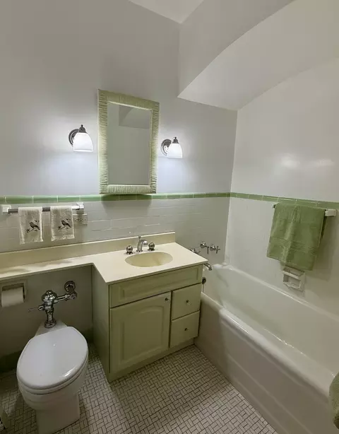 Bath - 73 Elm St #3A, Chicago, IL 60611 photo 1 of 3