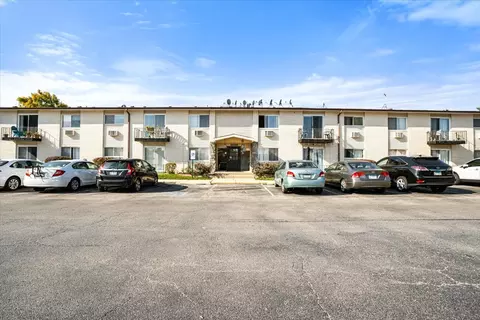 8896 David Pl #2E, Des Plaines, IL 60016