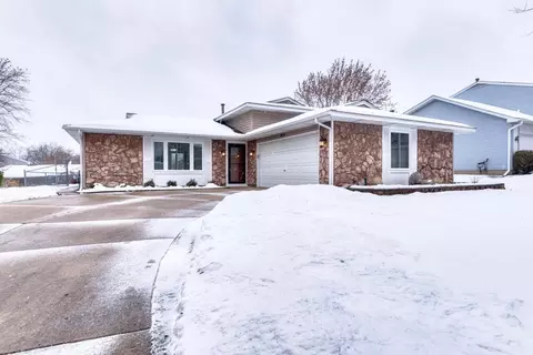 870 Longford Dr, Roselle, IL 60172