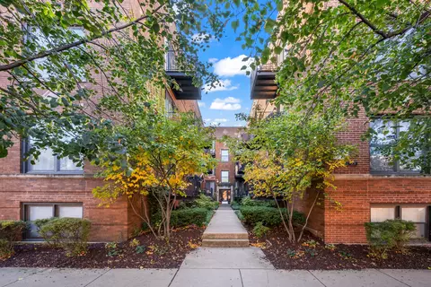 1647 W Addison St #1B, Chicago, IL 60613